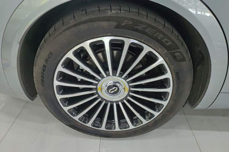 Used Hima AITO M8 2025 Extended-Range Ultra Version 53.4 kWh 6-Seater Edition Right Rear Wheel Hub