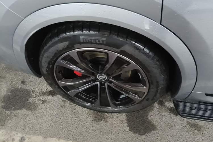 Used Hima AITO M8 2025 Extended-Range Ultra Version 53.4 kWh 5-Seater Edition Right Rear Wheel Hub