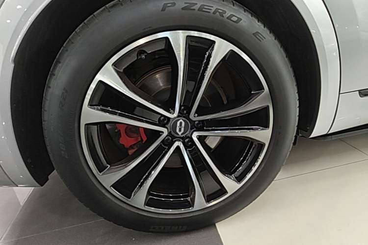 Used Hima AITO M8 2025 Extended-Range Ultra Version 53.4 kWh 5-Seater Edition Right Rear Wheel Hub
