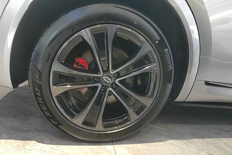 Used Hima AITO M8 2025 Extended-Range Ultra Version 53.4 kWh 5-Seater Edition Right Rear Wheel Hub