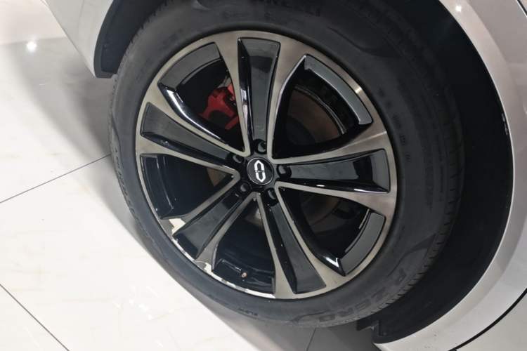 Used Hima AITO M8 2025 Extended-Range Ultra Version 53.4 kWh 6-Seater Edition Right Rear Wheel Hub