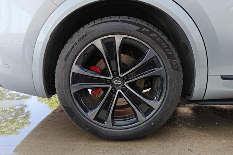 Used Hima AITO M8 2025 Extended-Range Ultra Version 53.4 kWh 5-Seater Edition Right Rear Wheel Hub