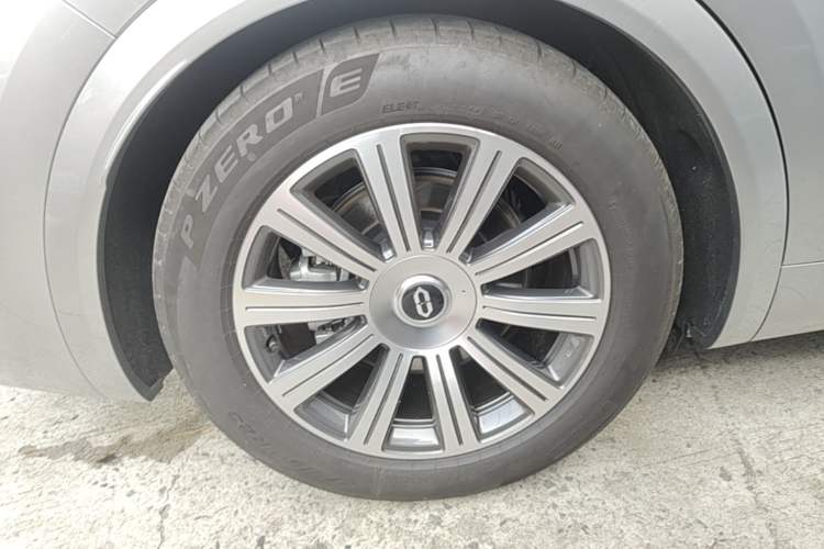 Used Hima AITO M8 2025 Extended-Range Max+ Version 53.4 kWh 6-Seater Edition Right Rear Wheel Hub