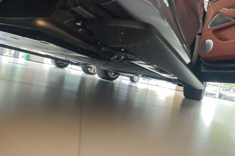 Used Hima AITO M8 2025 Extended-Range Ultra Version 53.4 kWh 5-Seater Edition Right Side Sill