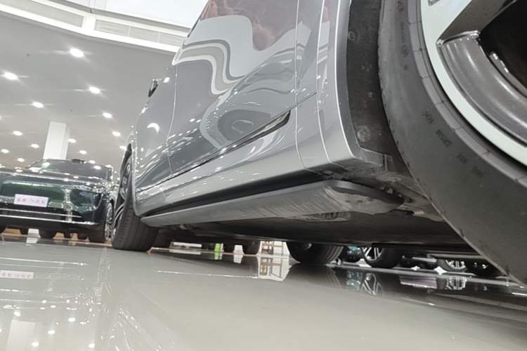 Used Hima AITO M8 2025 Extended-Range Ultra Version 53.4 kWh 5-Seater Edition Right Side Sill