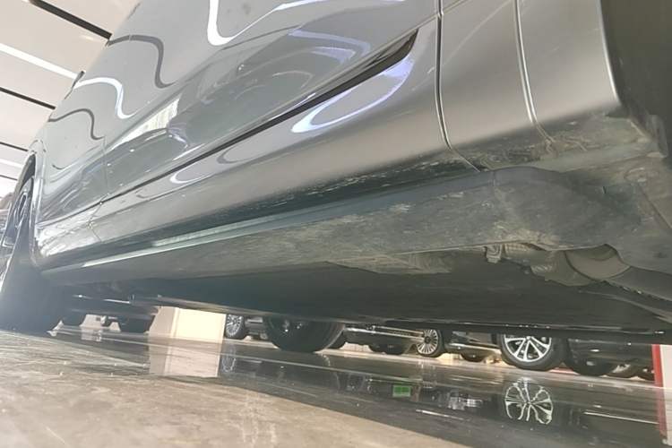 Used Hima AITO M8 2025 Extended-Range Ultra Version 53.4 kWh 5-Seater Edition Right Side Sill