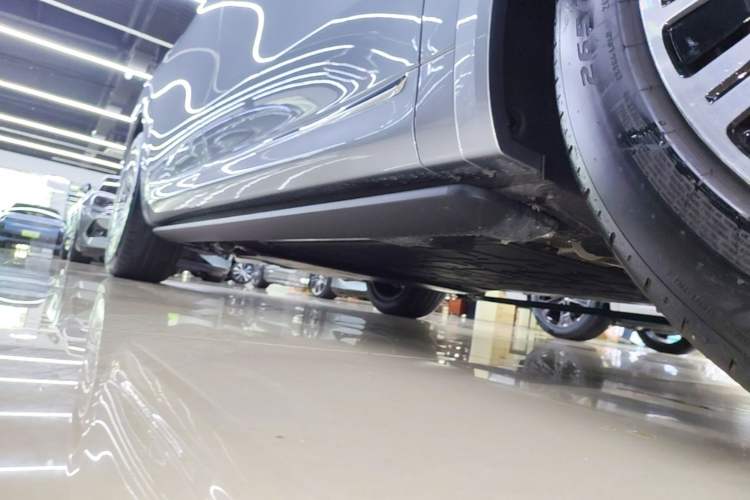 Used Hima AITO M8 2025 Extended-Range Ultra Version 53.4 kWh 5-Seater Edition Right Side Sill