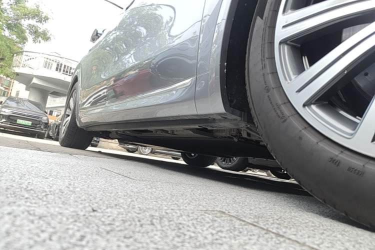 Used Hima AITO M8 2025 Extended-Range Max+ Version 53.4 kWh 6-Seater Edition Right Side Sill