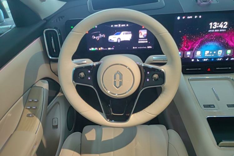 Used Hima AITO M8 2025 Extended-Range Ultra Version 53.4 kWh 6-Seater Edition Steering Wheel