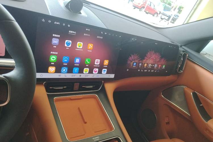Used Hima AITO M8 2025 Extended-Range Max+ Version 53.4 kWh 6-Seater Edition Audio And AC Panel