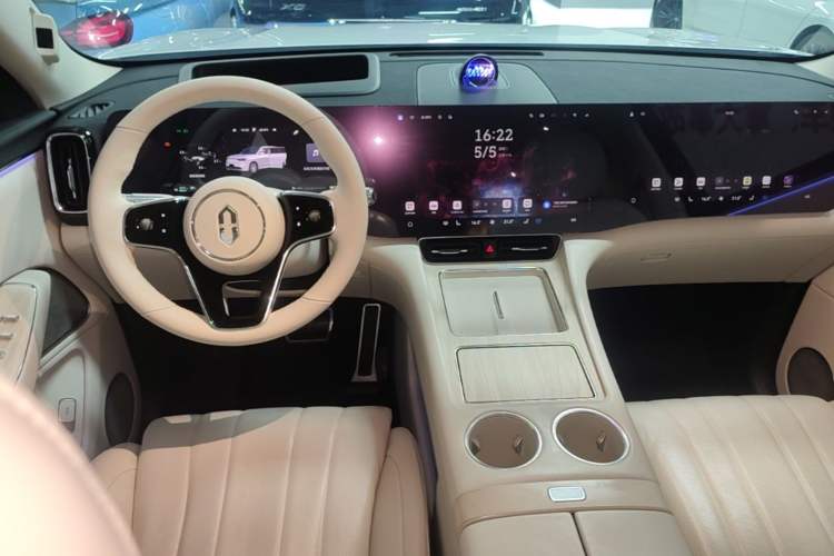 Used Hima AITO M8 2025 Extended-Range Max+ Version 53.4 kWh 6-Seater Edition Center Console