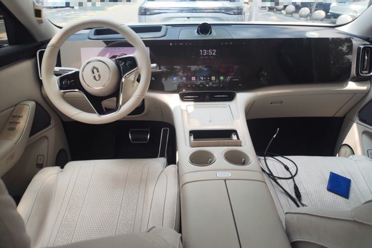 Used Hima AITO M8 2025 Extended-Range Max+ Version 53.4 kWh 6-Seater Edition Center Console