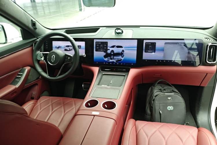 Used Hima AITO M8 2025 Extended-Range Ultra Version 53.4 kWh 6-Seater Edition Center Console