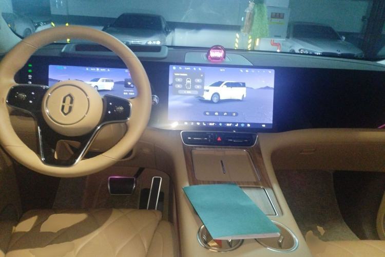 Used Hima AITO M8 2025 Extended-Range Ultra Version 53.4 kWh 6-Seater Edition Center Console