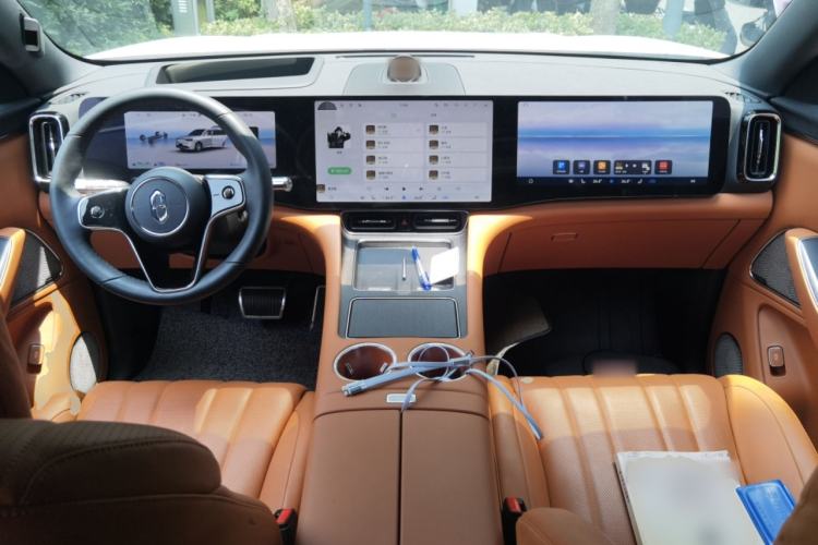 Used Hima AITO M8 2025 Extended-Range Max+ Version 53.4 kWh 5-Seater Edition Center Console