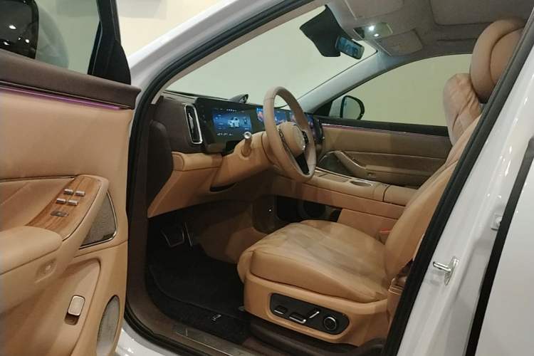 Used Hima AITO M8 2025 Extended-Range Max+ Version 53.4 kWh 6-Seater Edition Driver Seat