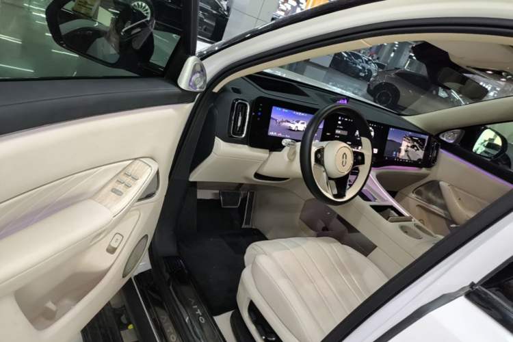 Used Hima AITO M8 2025 Extended-Range Max+ Version 53.4 kWh 6-Seater Edition Driver Seat