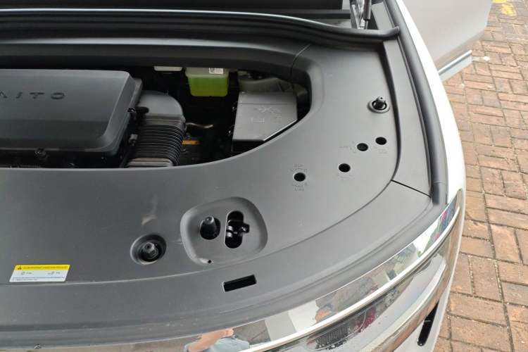 Used Hima AITO M8 2025 Extended-Range Max Version 37 kWh 6-Seater Engine Bay Left