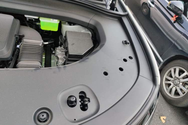 Used Hima AITO M8  Engine Bay Left