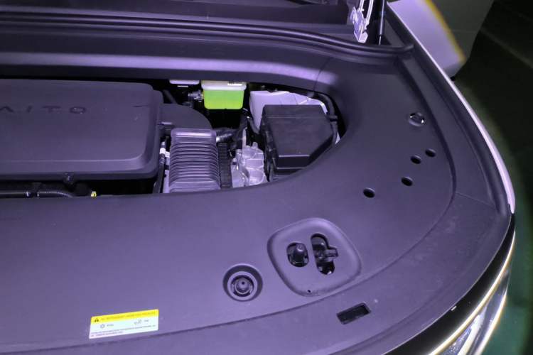 Used Hima AITO M8 2025 Extended-Range Ultra Version 53.4 kWh 5-Seater Edition Engine Bay Left