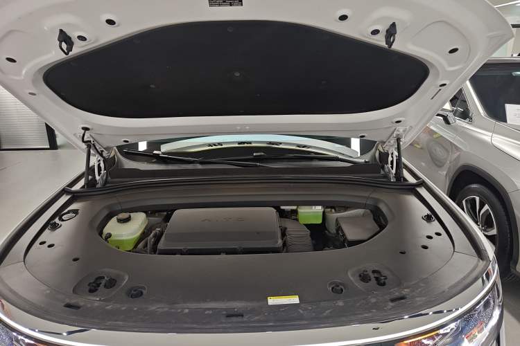 Used Hima AITO M8  Engine Bay
