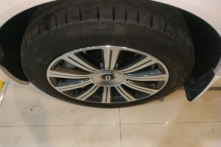 Used Hima AITO M8 2025 Extended-Range Max+ Version 53.4 kWh 6-Seater Edition Exterior 4