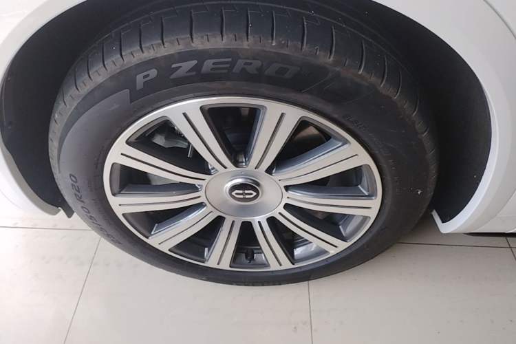 Used Hima AITO M8 2025 Extended-Range Max+ Version 53.4 kWh 6-Seater Edition Exterior 4