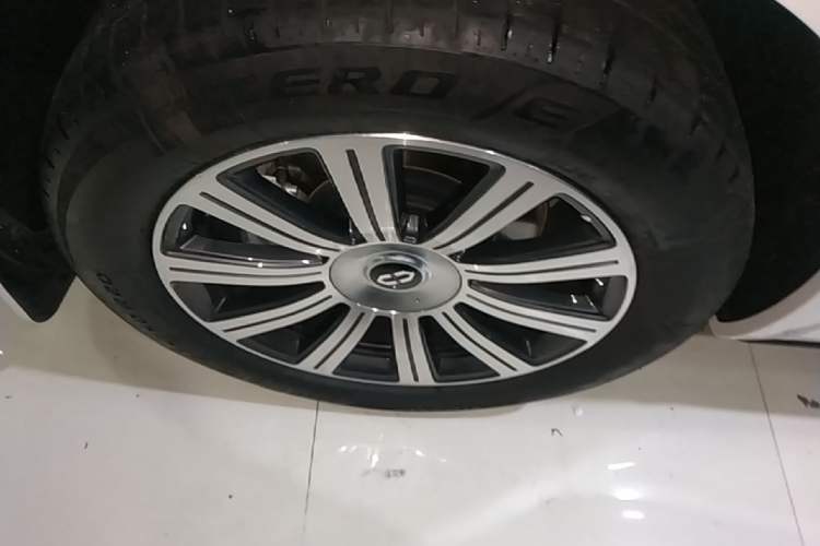 Used Hima AITO M8 2025 Extended-Range Max+ Version 53.4 kWh 6-Seater Edition Exterior 5