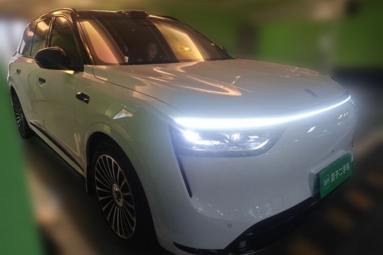 Used Hima AITO M8 2025 Extended-Range Max+ Version 53.4 kWh 6-Seater Edition Front Right 45 Deg