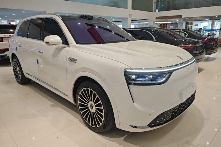 Used Hima AITO M8 2025 Extended-Range Max Version 37 kWh 6-Seater Front Right 45 Deg