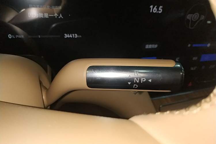Used Hima AITO M8 2025 Extended-Range Max+ Version 53.4 kWh 6-Seater Edition Gear Lever