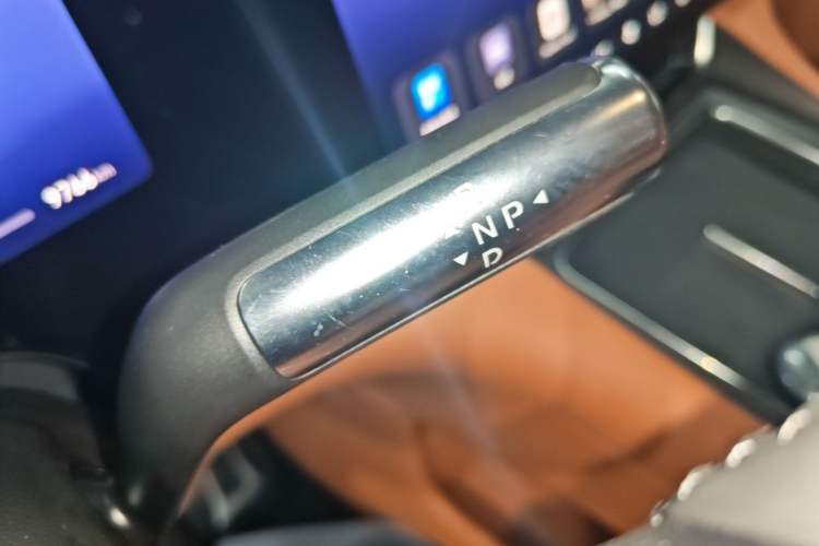Used Hima AITO M8 2025 Extended-Range Ultra Version 53.4 kWh 6-Seater Edition Gear Lever
