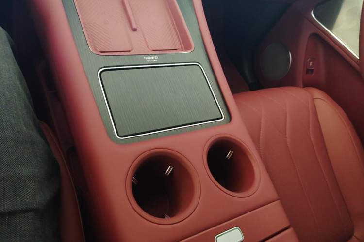 Used Hima AITO M8 2025 Extended-Range Ultra Version 53.4 kWh 6-Seater Edition Gear Lever
