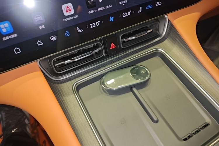 Used Hima AITO M8 2025 Extended-Range Max+ Version 53.4 kWh 6-Seater Edition Interior 1