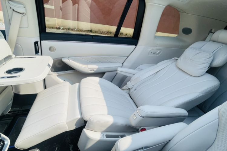 Used Hima AITO M8 2025 Extended-Range Max+ Version 53.4 kWh 6-Seater Edition Interior 1