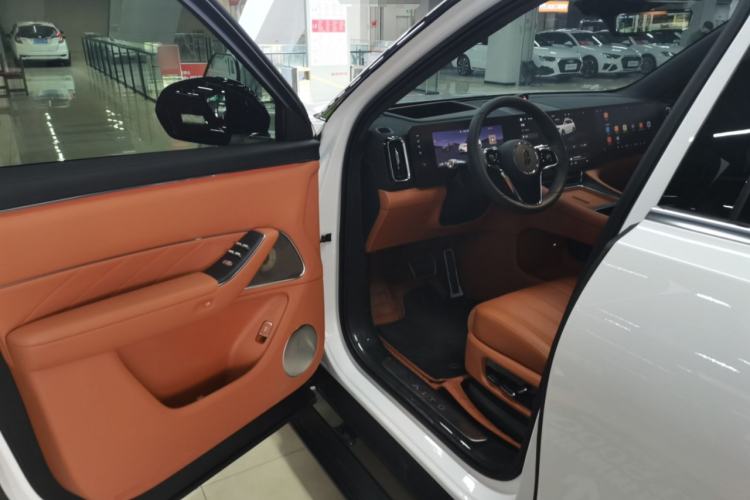 Used Hima AITO M8 2025 Extended-Range Max+ Version 53.4 kWh 6-Seater Edition Interior 3