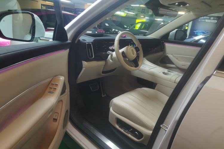 Used Hima AITO M8 2025 Extended-Range Max+ Version 53.4 kWh 6-Seater Edition Interior 3