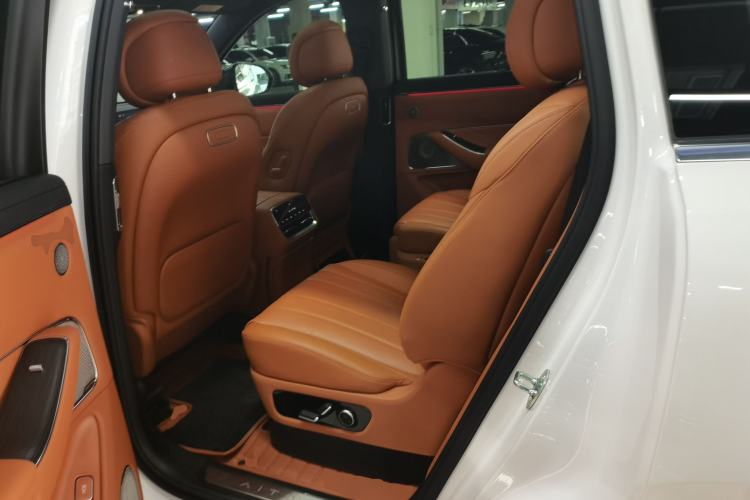 Used Hima AITO M8 2025 Extended-Range Max+ Version 53.4 kWh 6-Seater Edition Interior 4