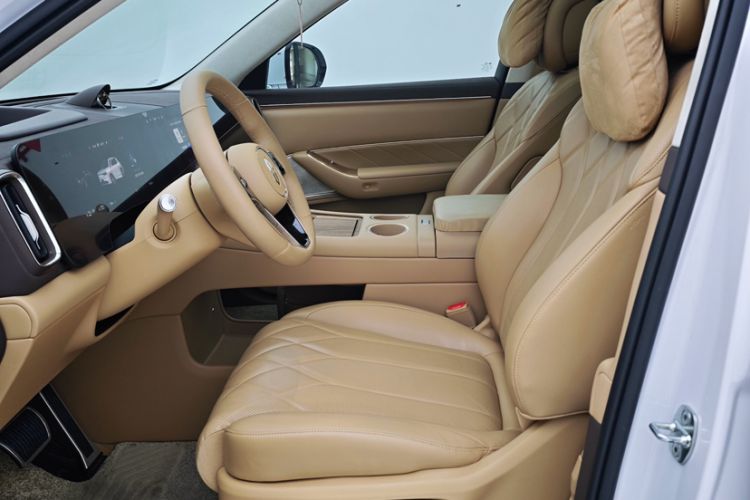 Used Hima AITO M8 2025 Extended-Range Ultra Version 53.4 kWh 6-Seater Edition Interior 4