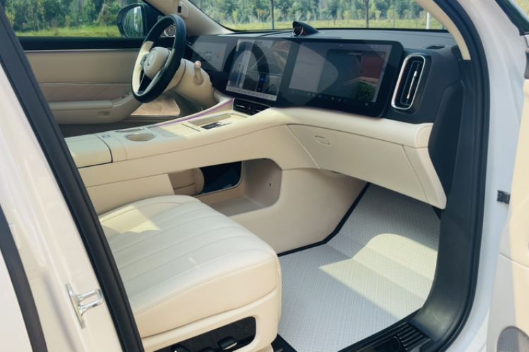 Used Hima AITO M8 2025 Extended-Range Max+ Version 53.4 kWh 6-Seater Edition Interior 4