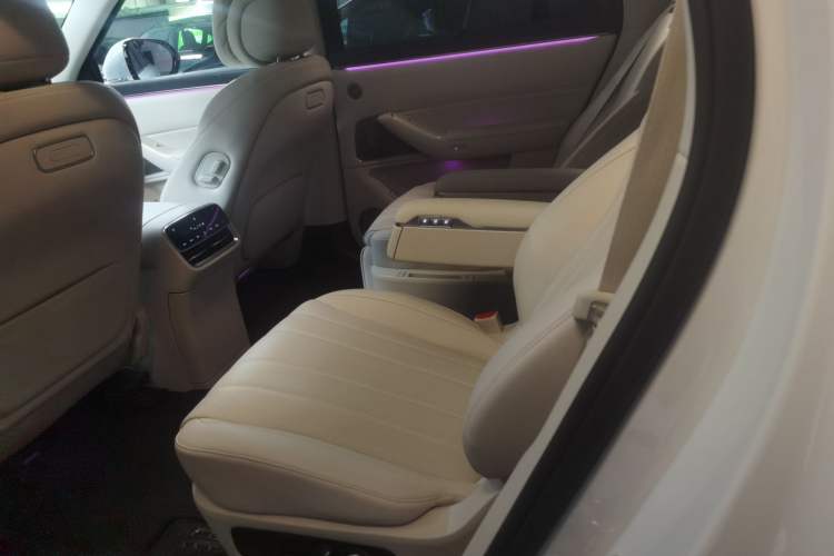 Used Hima AITO M8 2025 Extended-Range Max+ Version 53.4 kWh 6-Seater Edition Interior 4