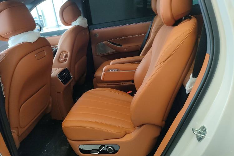 Used Hima AITO M8 2025 Extended-Range Max+ Version 53.4 kWh 6-Seater Edition Interior 4