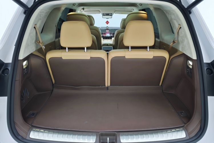 Used Hima AITO M8 2025 Extended-Range Ultra Version 53.4 kWh 6-Seater Edition Interior 5