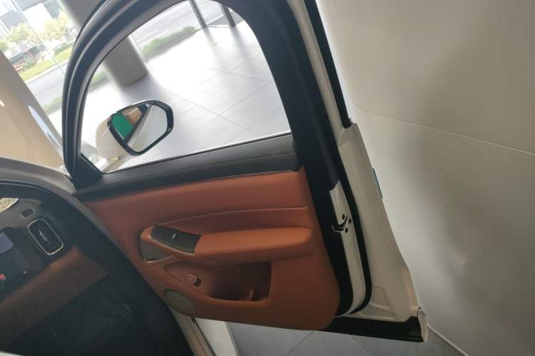 Used Hima AITO M8 2025 Extended-Range Max+ Version 53.4 kWh 6-Seater Edition Interior 5