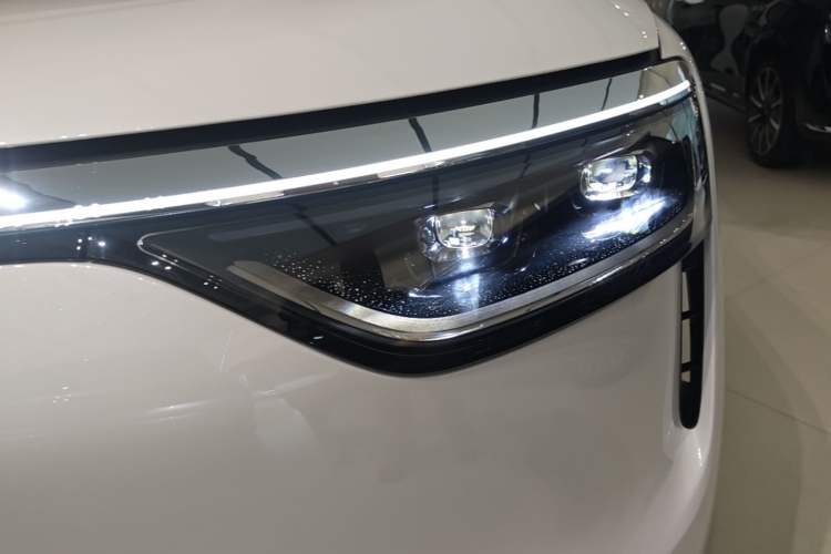 Used Hima AITO M8 2025 Model Pure Electric Max+ Five-Seat Long-Range Version Left Front Headlight