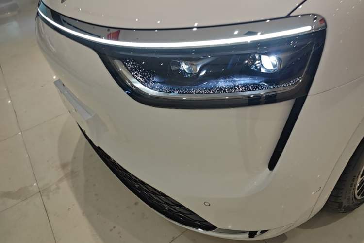Used Hima AITO M8 2025 Extended-Range Max Version 37 kWh 6-Seater Left Front Headlight