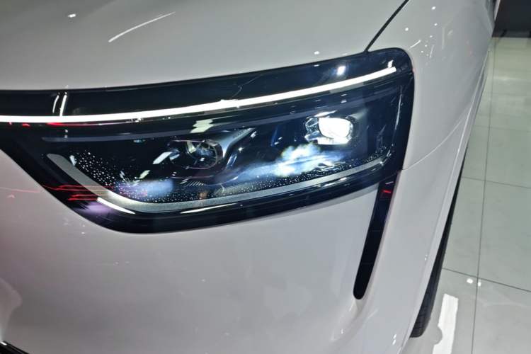 Used Hima AITO M8 2025 Extended-Range Ultra Version 53.4 kWh 6-Seater Edition Left Front Headlight