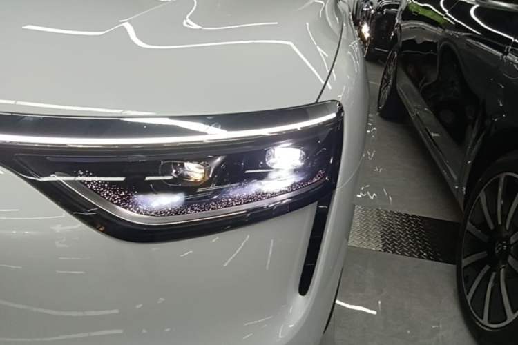 Used Hima AITO M8 2025 Extended-Range Ultra Version 53.4 kWh 5-Seater Edition Left Front Headlight