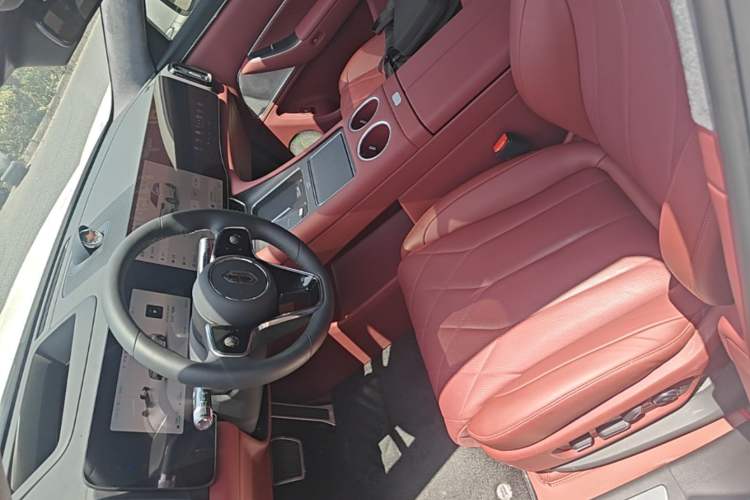 Used Hima AITO M8 2025 Extended-Range Max+ Version 53.4 kWh 6-Seater Edition Left Front Seat