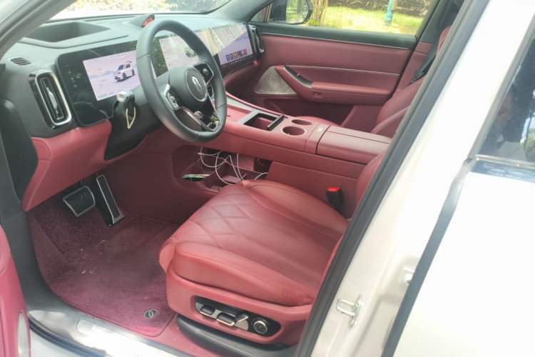 Used Hima AITO M8 2025 Extended-Range Max+ Version 53.4 kWh 6-Seater Edition Left Front Seat